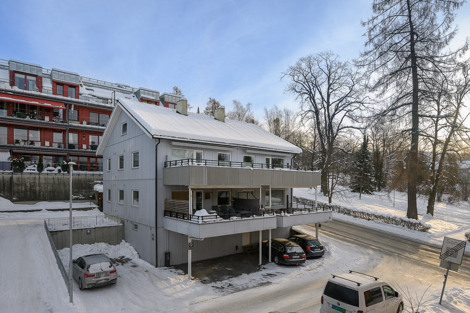 Leiligheten ligger i en boligblokk fra 1955, med enkel adkomst i høy 1. etasje. Galleribilde