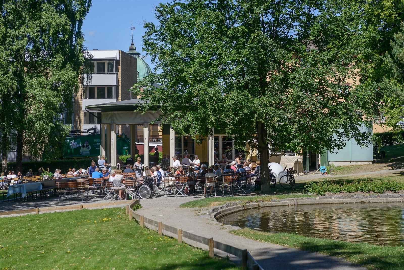Rett ved eiendommen ligger Søndre Park, et flott og populært grøntområde i byen. Galleribilde
