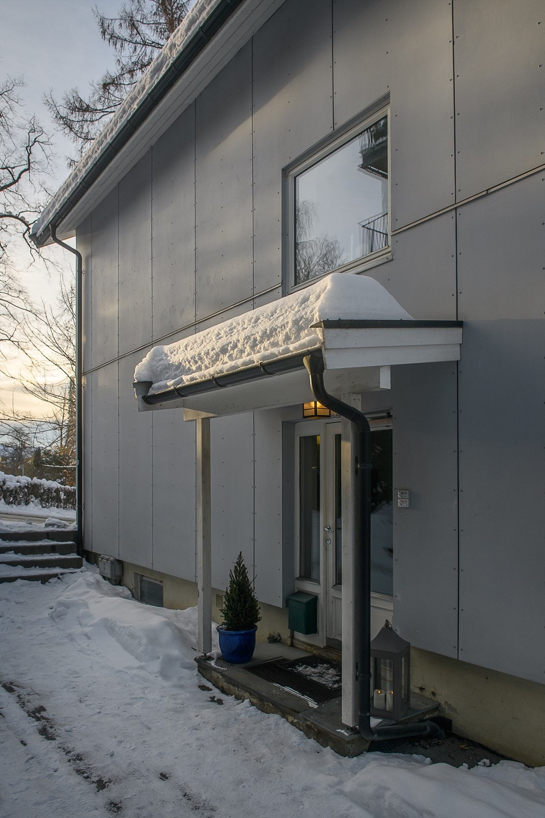 Adkomst til leiligheten fra oversiden av bygget via skiferlagte betongtrapper. Galleribilde