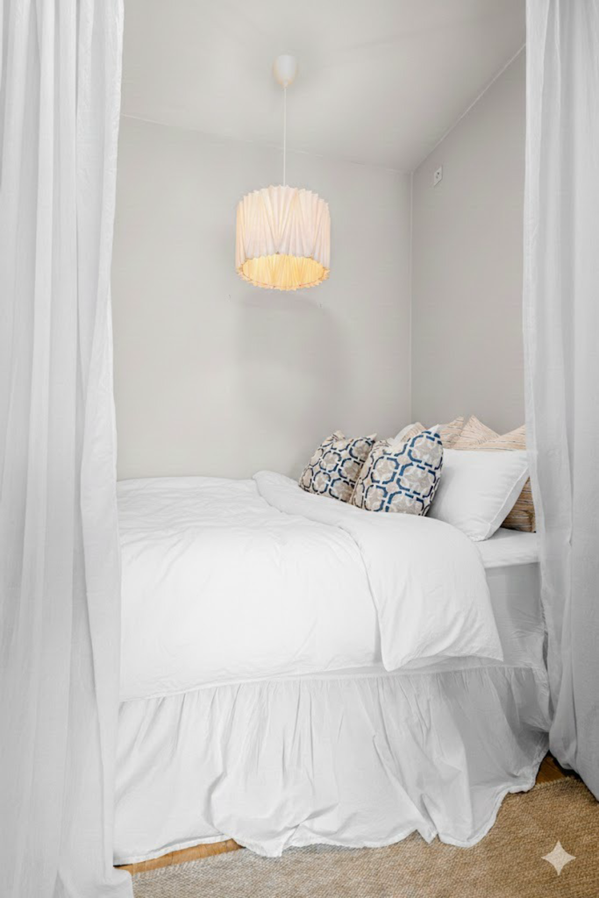 I entréen er det en koselig sovealkove med plass til dobbeltseng. Galleribilde