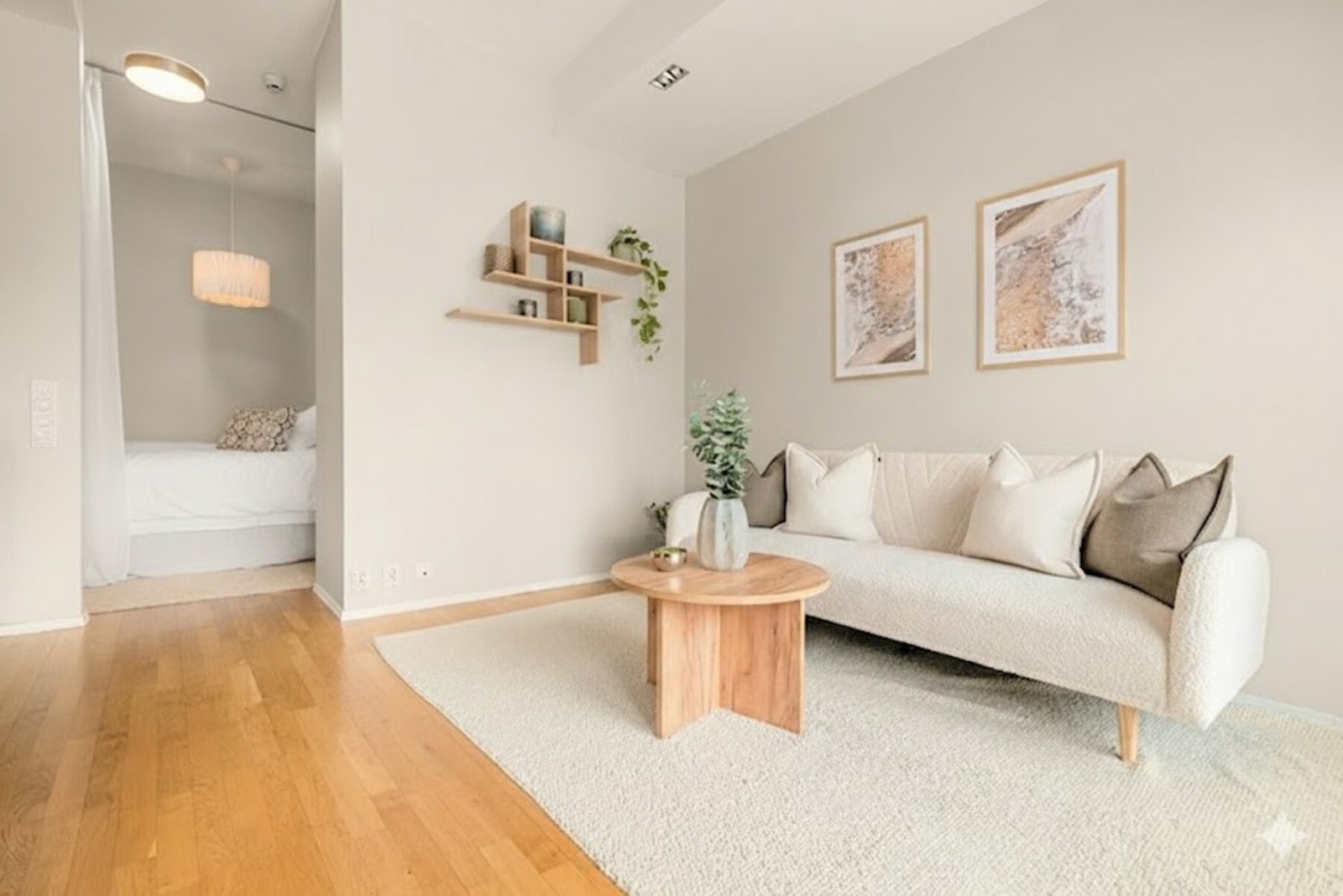 Stuen er enkel å møblere med sofagruppe med salongbord og mediemøblement med tv. Grunnpakke tv/bredbånd er inkludert i de lave felleskostnadene. Galleribilde