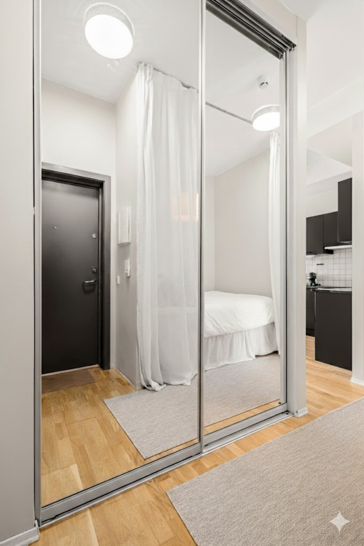 I entréen er det god oppbevaringsplass i stor plassbygget skyvedørsgarderobe med speildører. Galleribilde