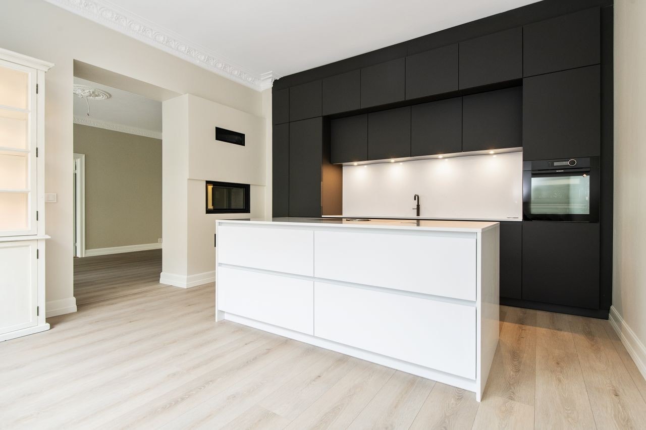 Kjøkkeninnredning fra eksklusive Schmidt, benkeplate i marmor og integrerte hvitevarer Galleribilde