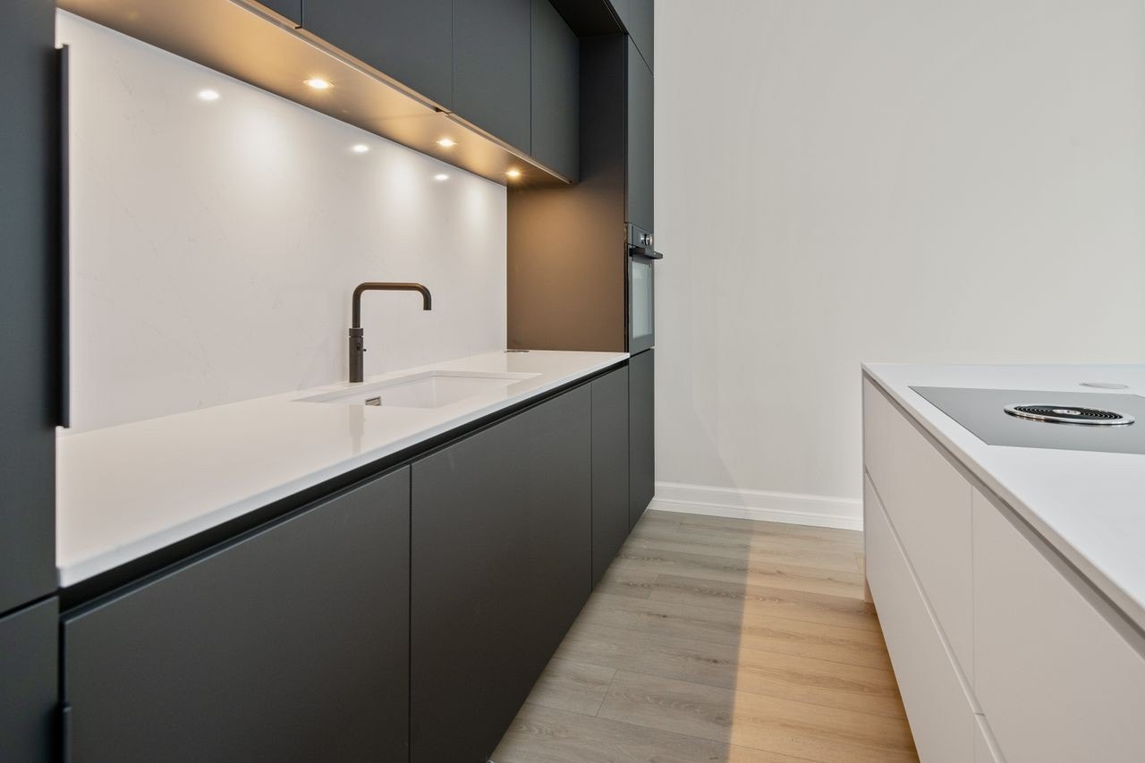 Blanci kran med kokende vann rett fra kranen og benkeplate i marmor Galleribilde