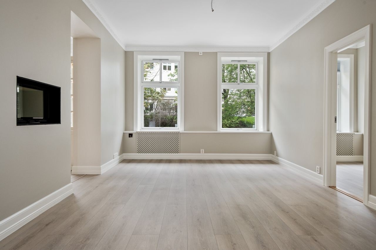 Innbydende stue med peis og gode møbleringsmuligheter Galleribilde