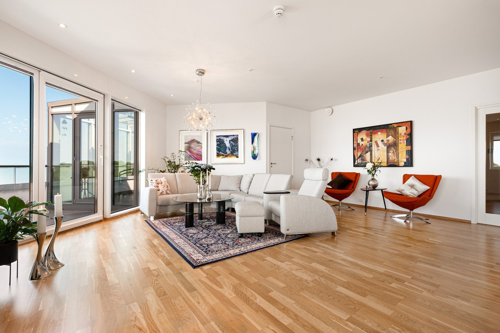 Store vindusflater er gjennomgående i hele leiligheten. Galleribilde