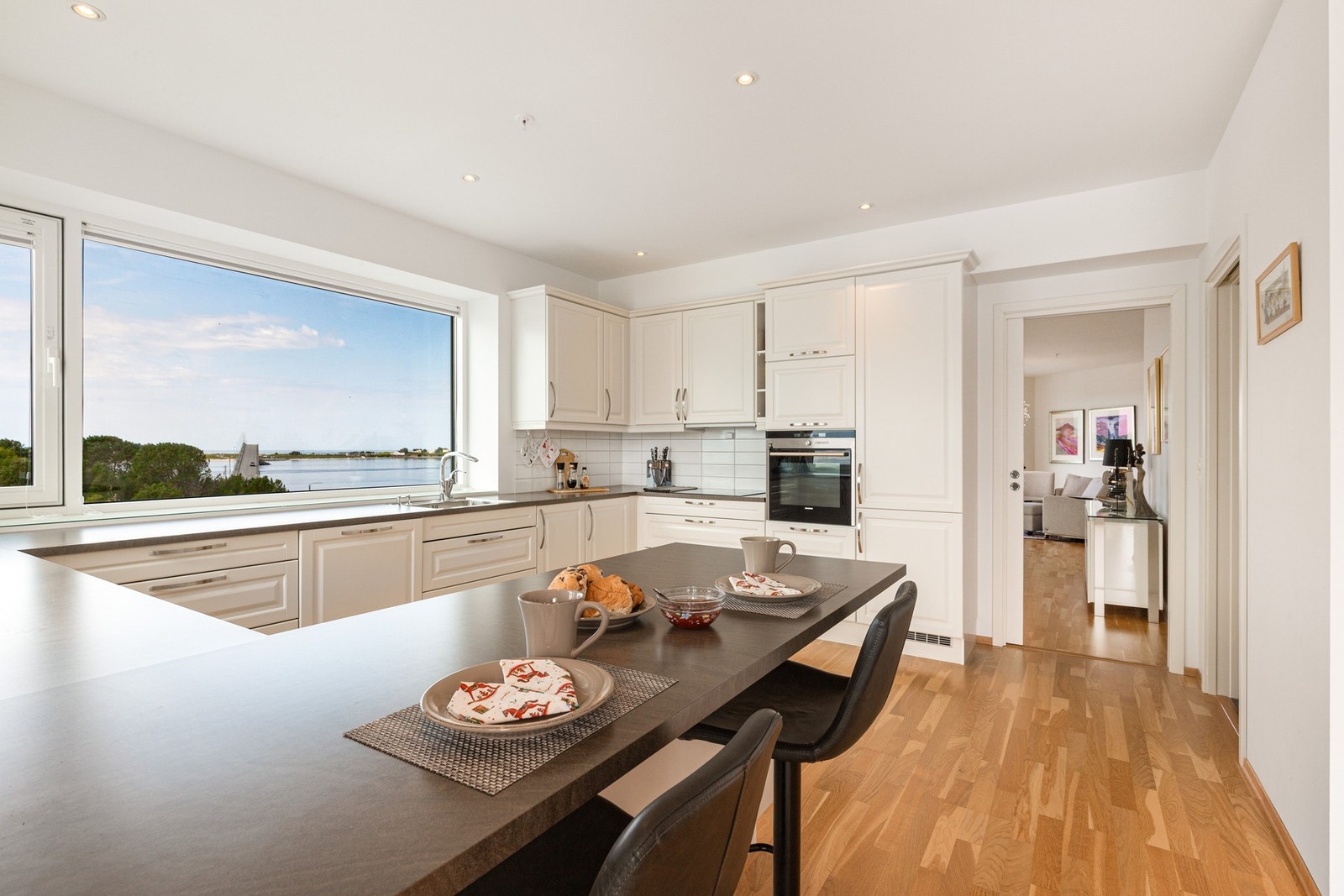 Godt med både skap- og benkeplass. Galleribilde