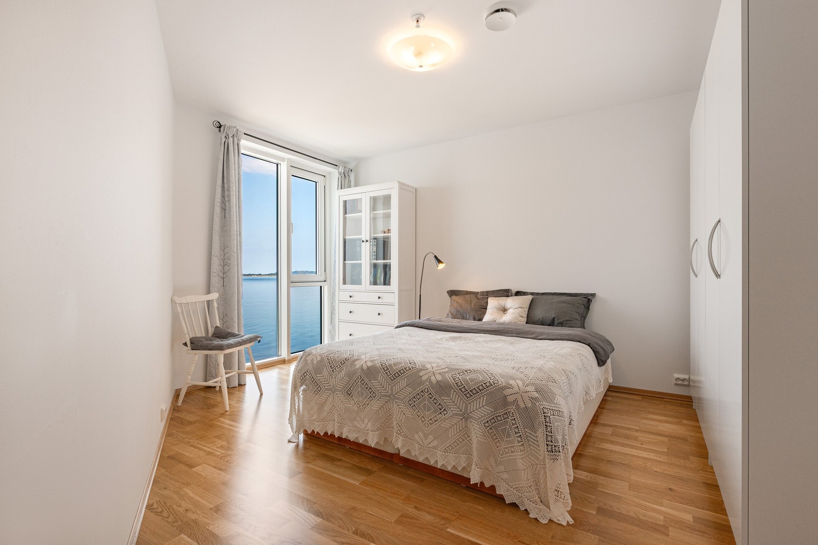 Soverom med god plass til dobbeltseng. Galleribilde