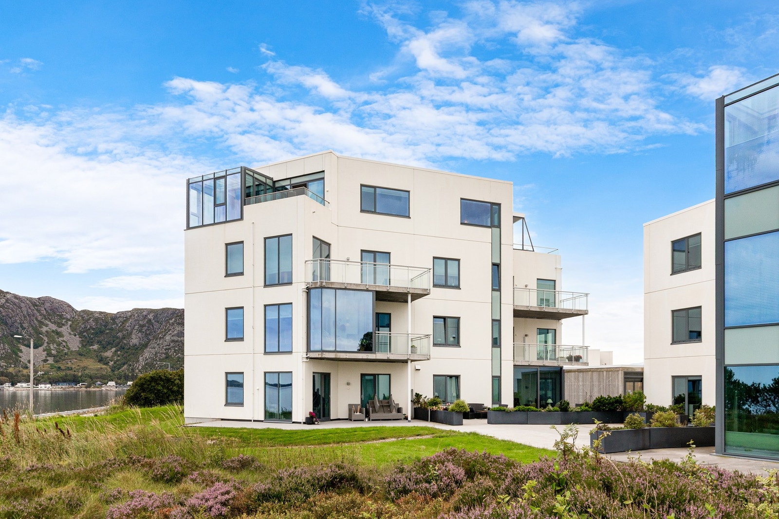 Leilighet beliggende i boligbygg oppført i 2013 med heis. Galleribilde