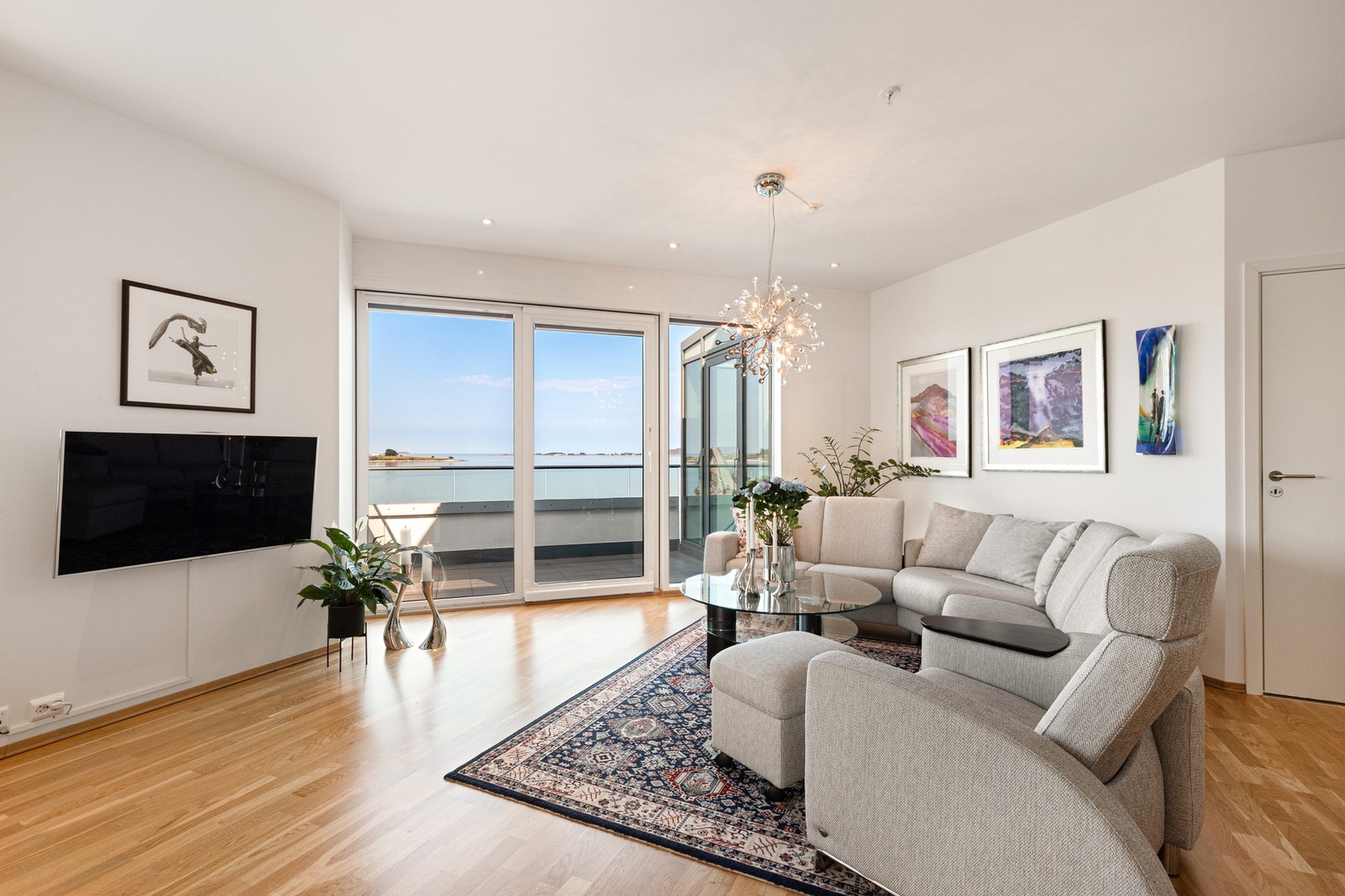 Fra stue/kjøkken er det utgang til en terrasse på ca. 35 m². Galleribilde