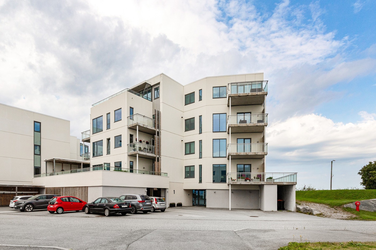 Eiendommen ligger på Skjongholmen på Valderøya i Giske kommune. Galleribilde