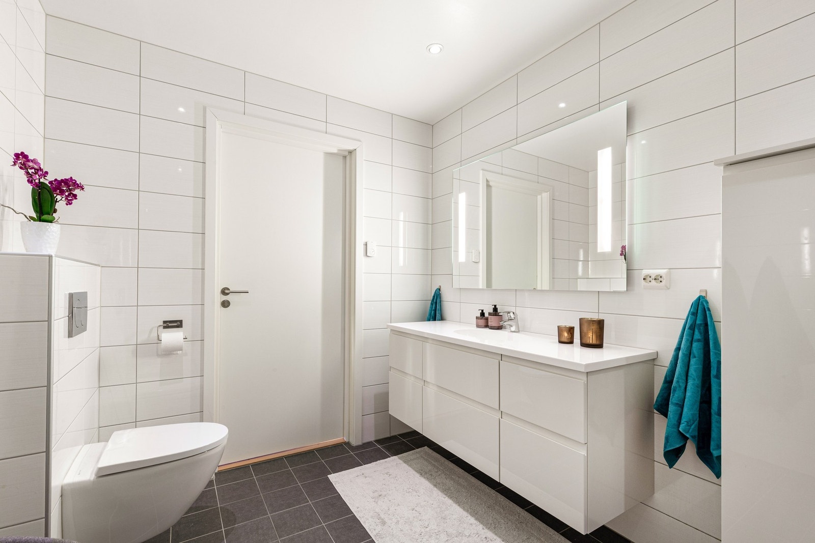 Godt med oppbevaringsplass i baderomsinnredningen. Galleribilde