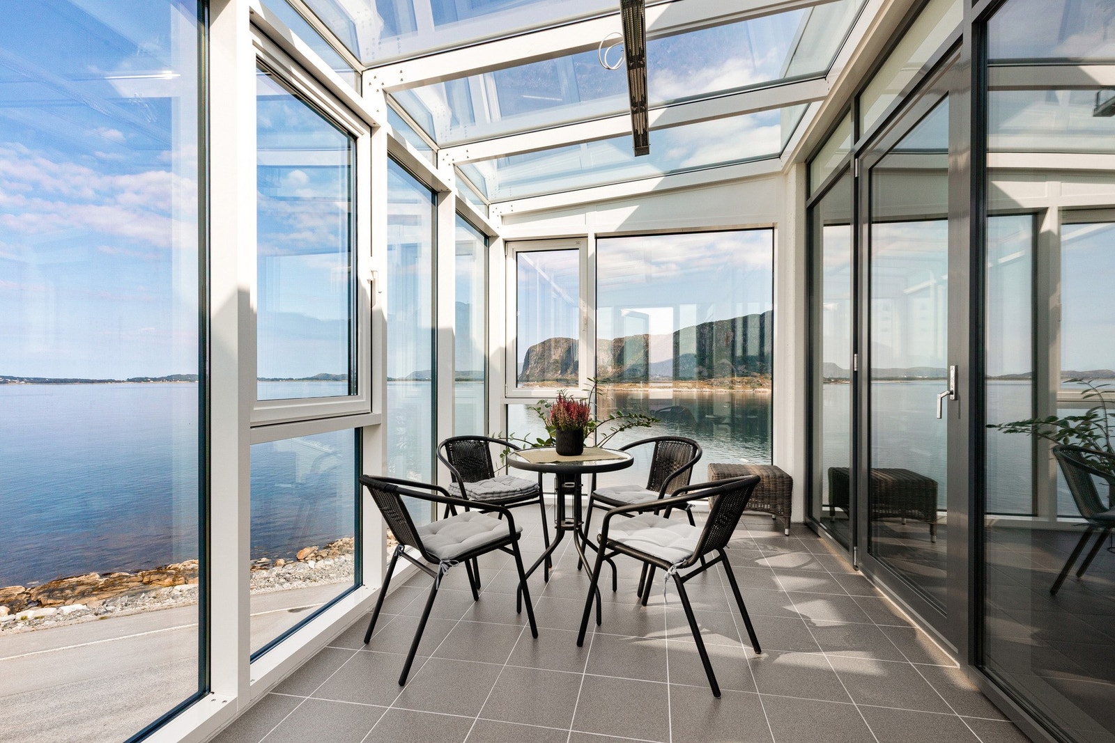 Innglasset balkong på ca. 9 m² med utgang fra hovedsoverom. Galleribilde