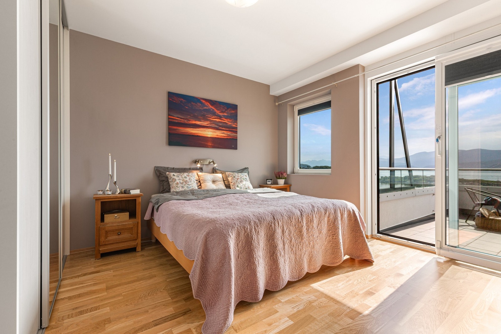 Hovedsoverom med god plass til dobbeltseng. Galleribilde