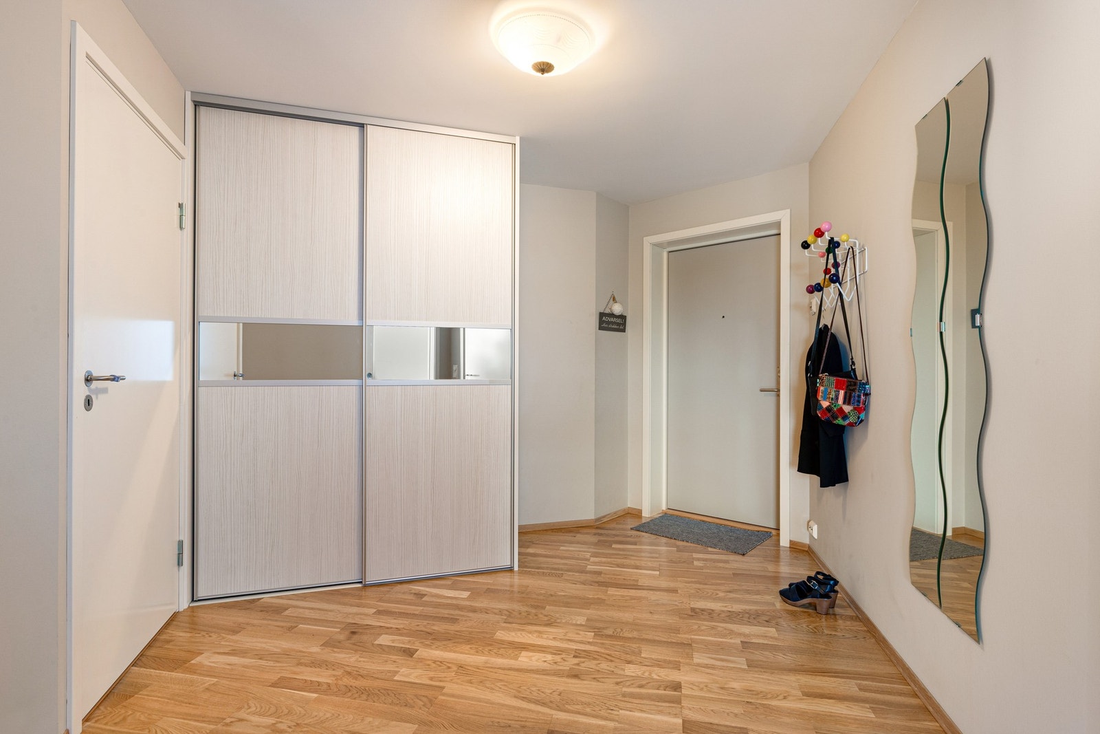 Velkommen inn! God plass til å henge fra seg tøy og sette fra seg sko. Galleribilde