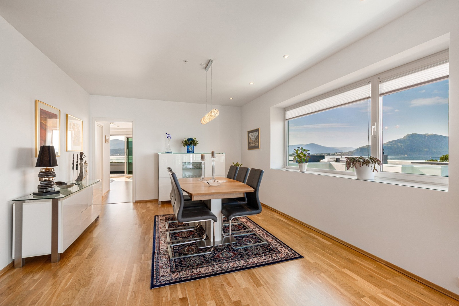 Spisestue med god plass til romslig spisegruppe! Galleribilde