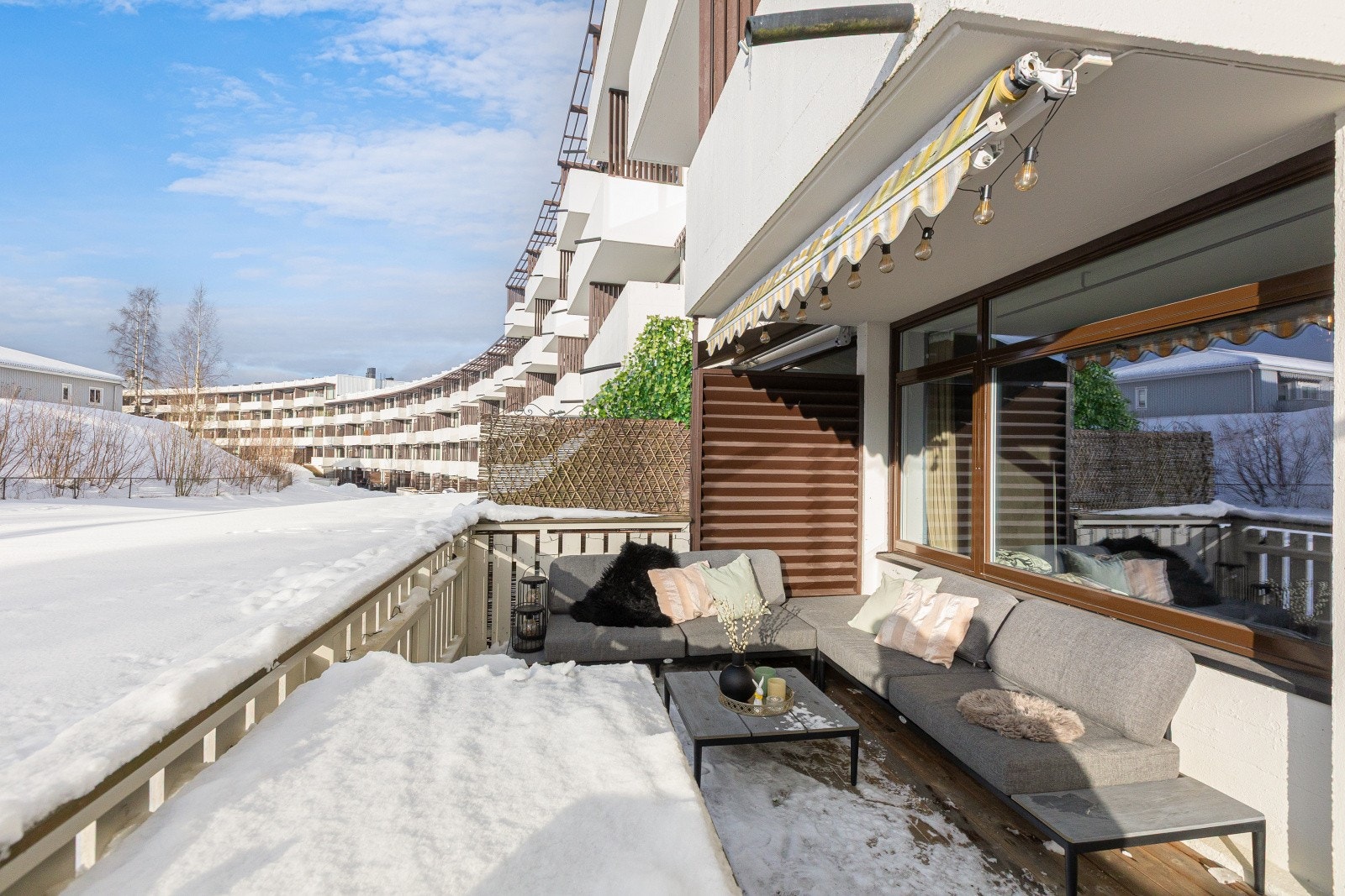 Terrassen ligger vendt ut mot grønne omgivelser og har herlige solforhold. Galleribilde