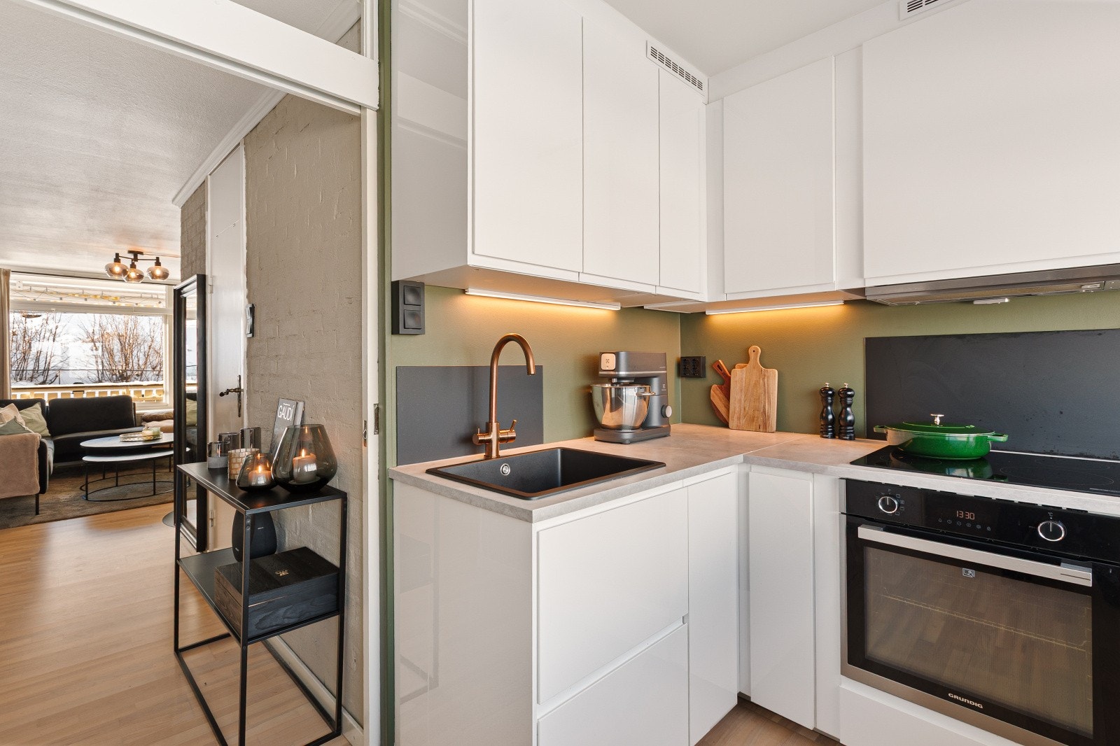 Platetopp og komfyren er integrert. Det er frittstående oppvaskmaskin og kjøl-/fryseskap. Galleribilde