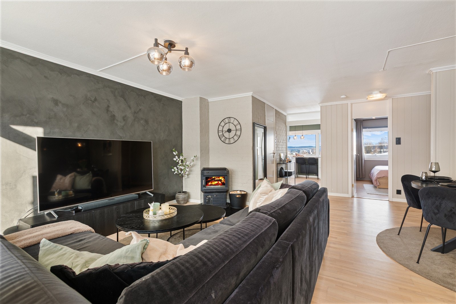 I stuen er det en peisovn som varmer godt på kalde dager. Galleribilde