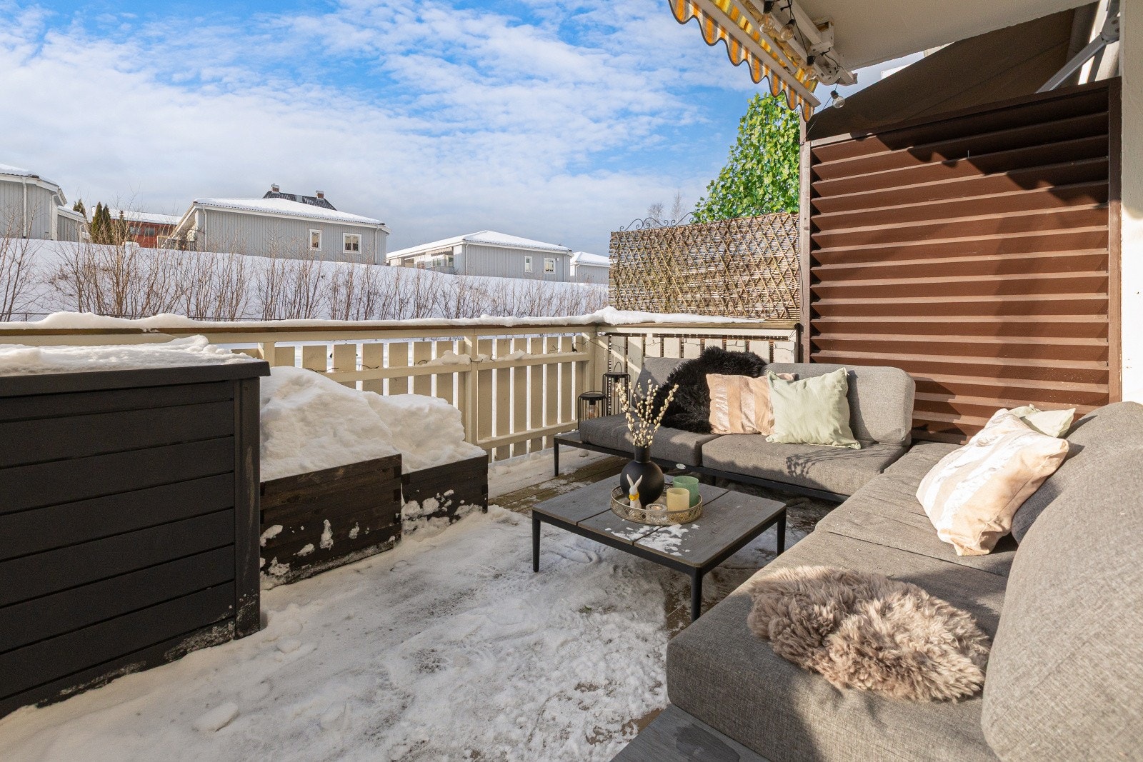 Det er god plass til diverse utemøblement og fra terrassen er det hyggelig utsyn mot grønne omgivelser. Galleribilde