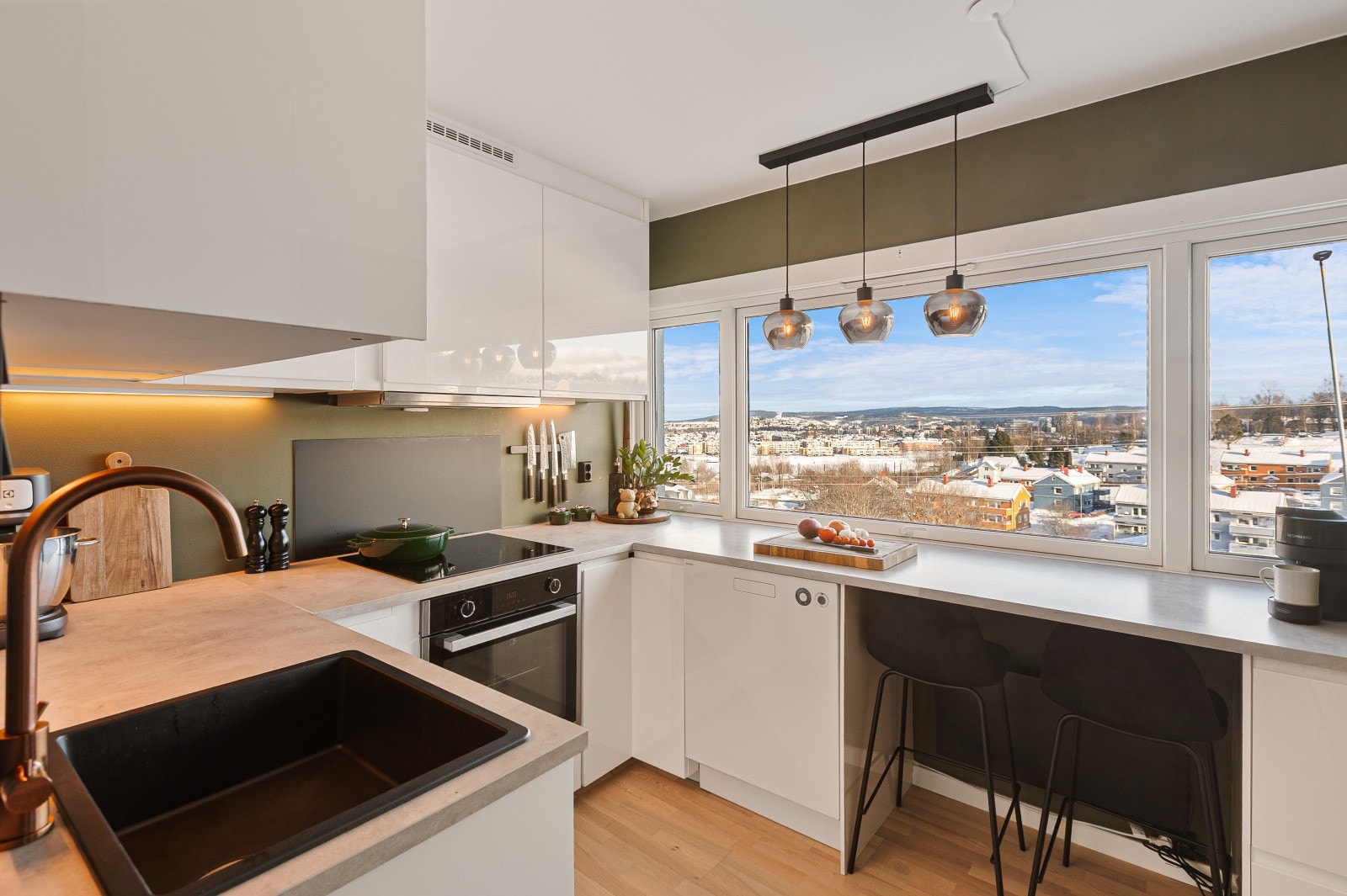 Leiligheten har et pent kjøkken som ligger hendig plassert i leiligheten, adskilt fra øvrige oppholdsrom. Galleribilde