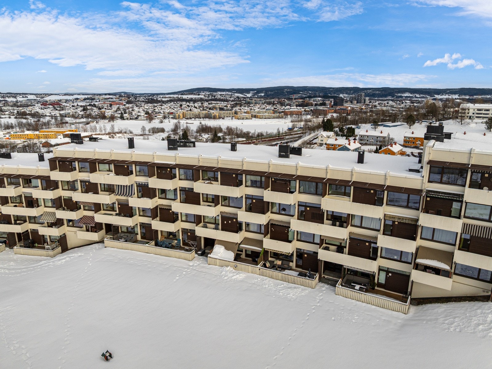 Leiligheten har en god intern beliggenhet i blokken med flotte solforhold og fint utsyn. Galleribilde