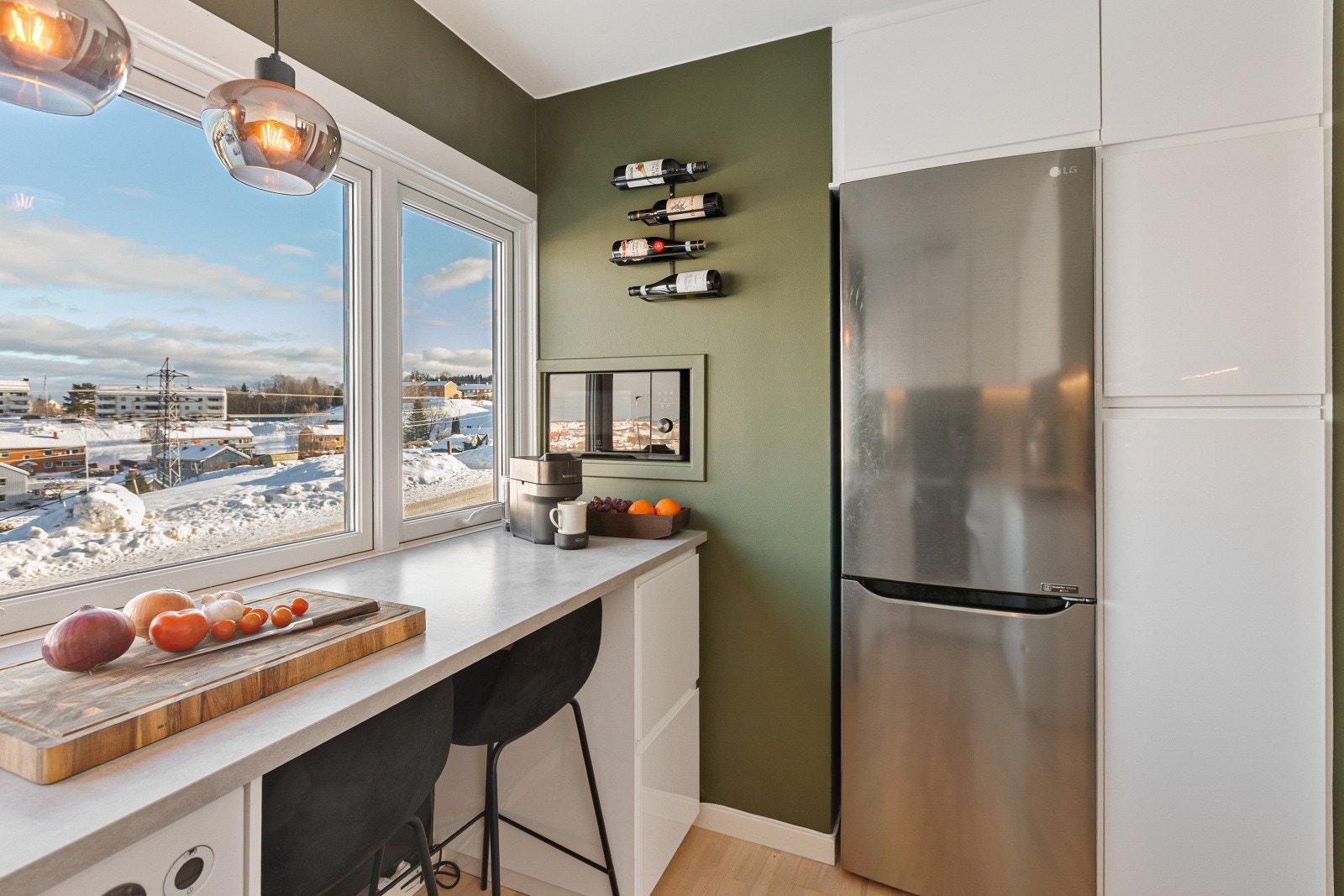 Innredningen har en praktisk utførelse og går langs fire vegger, noe som sørger for rikelig med både skap- og benkeplass. Galleribilde