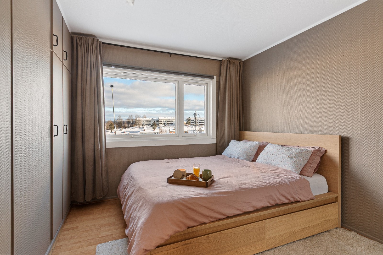 Leiligheten har et romslig soverom med god plass til seng og nattbord. Galleribilde