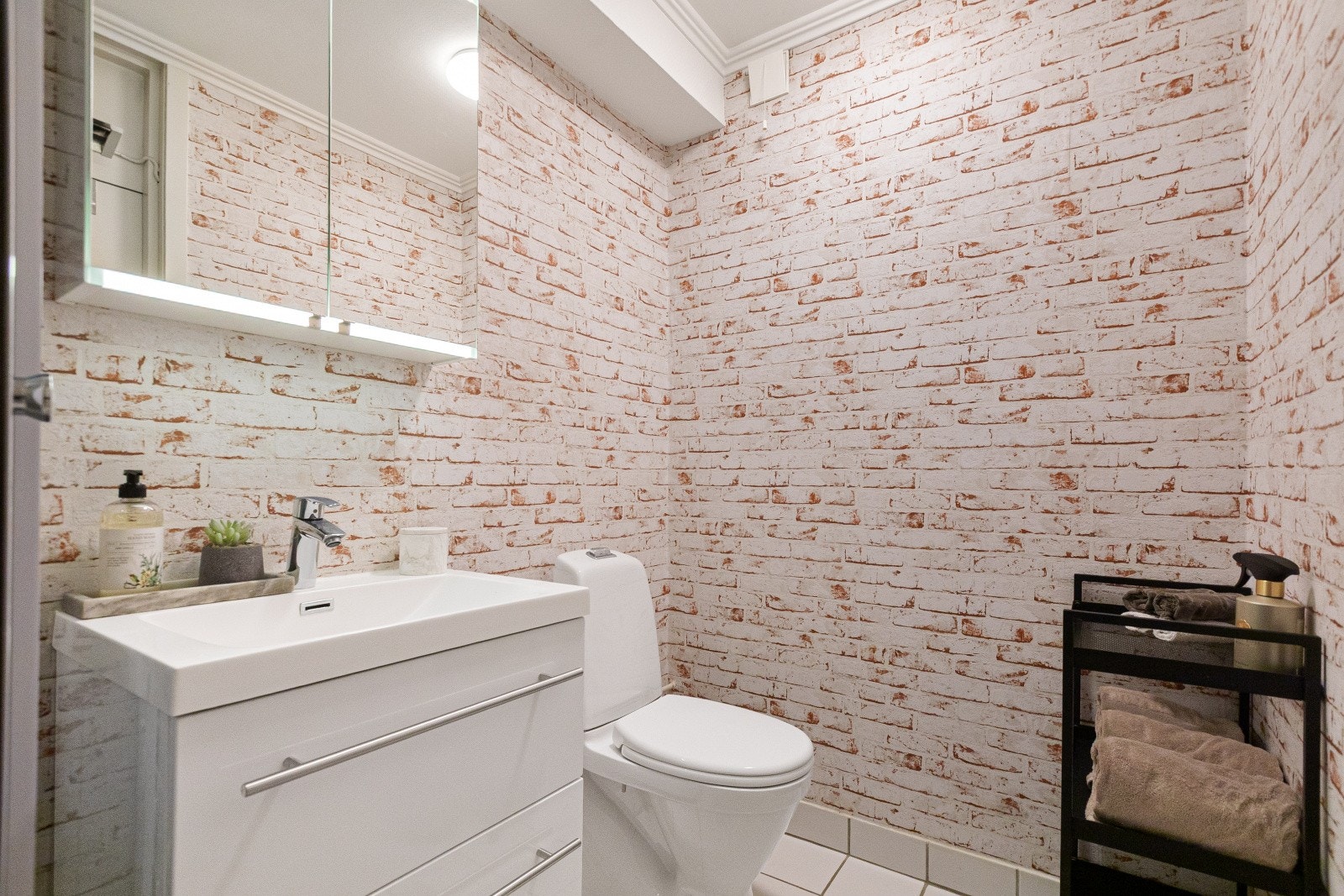 Det er gode oppbevaringsmuligheter i baderomsinnredningen og speilskap. Galleribilde