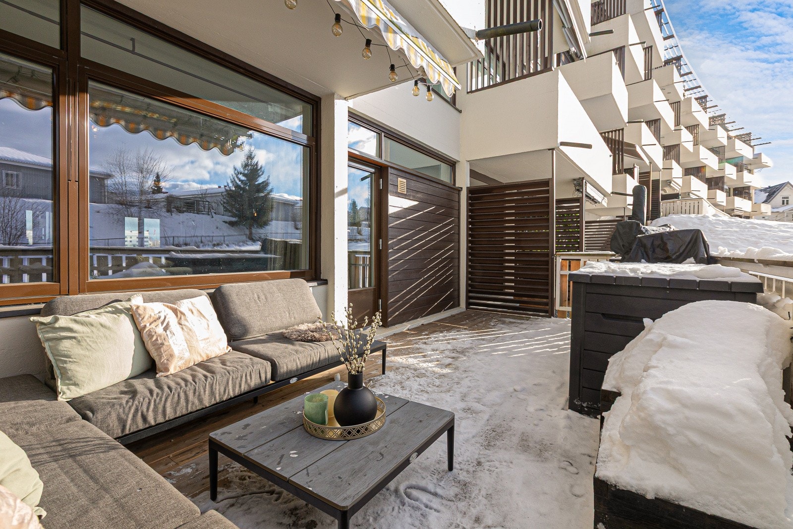 Terrassen er på ca. 17,5 kvm og har markise som er praktisk på varme dager. Galleribilde