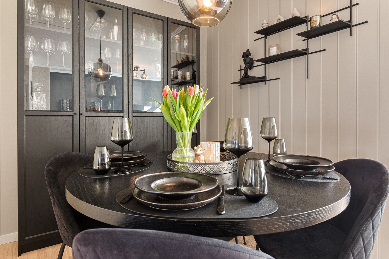 I stuen er det en egen sone som passer ypperlig til spisestue. Galleribilde