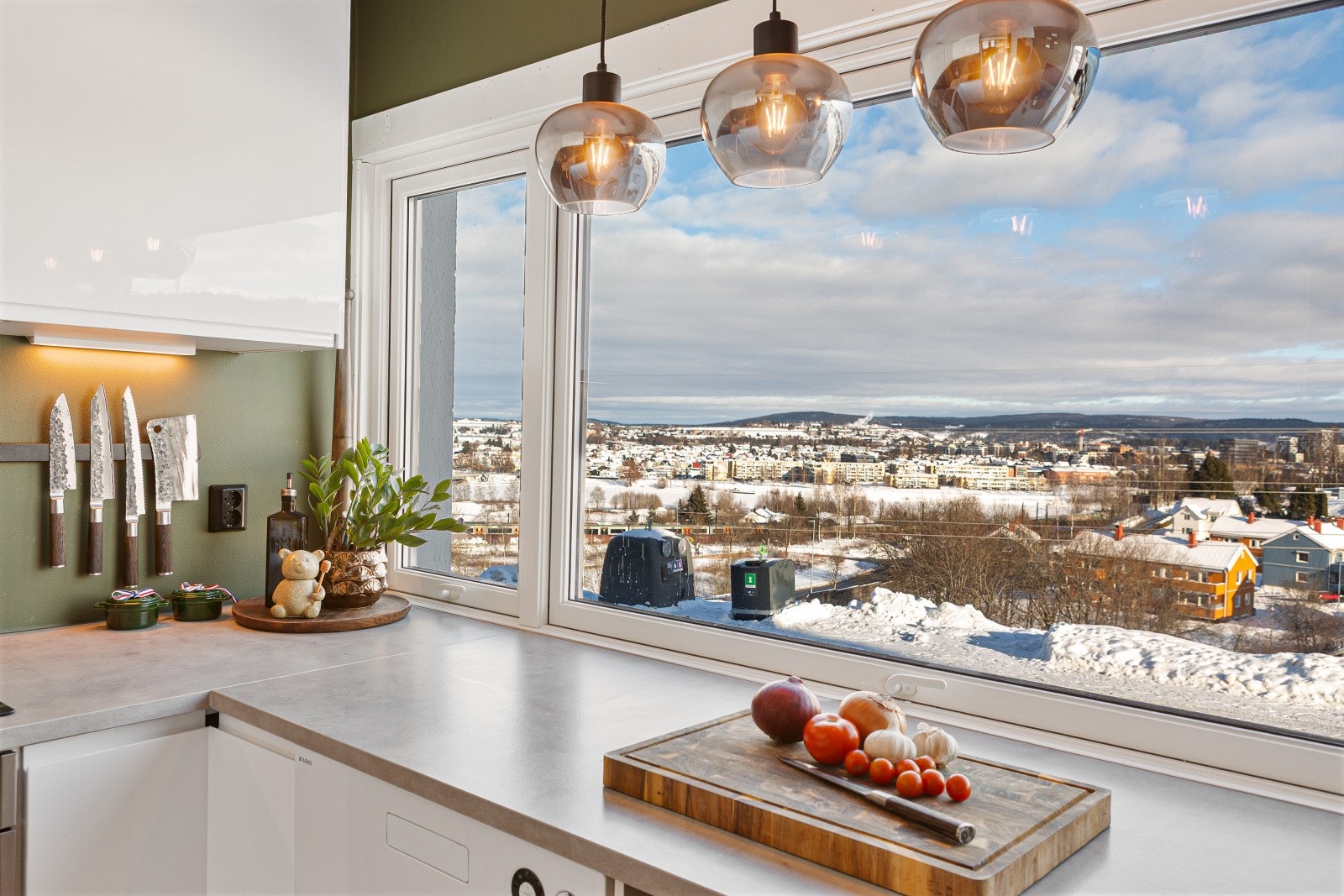 På kjøkkenet er det plass til en koselig spiseplass og herfra kan soloppganger nytes. Galleribilde