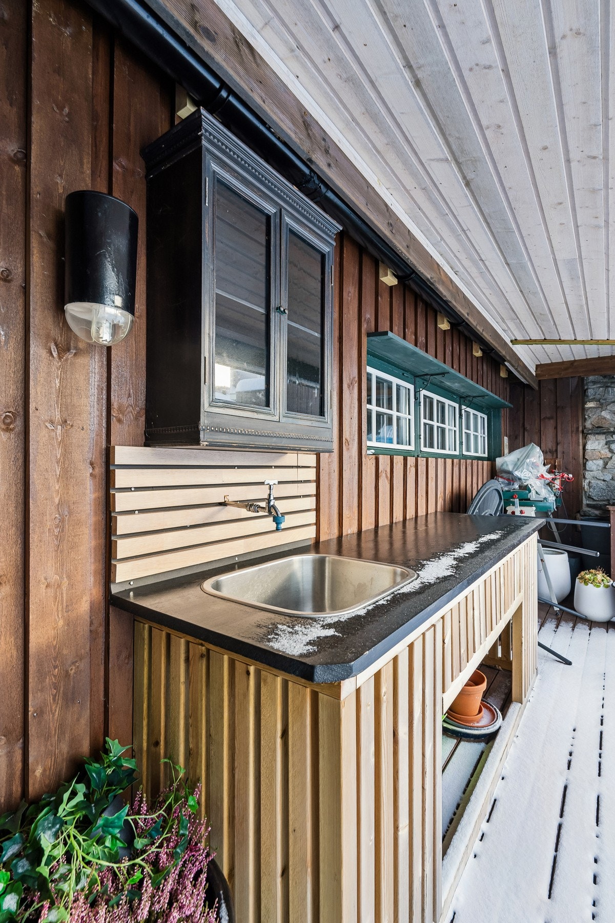 Selger har etablert et funksjonelt utekjøkken. Galleribilde