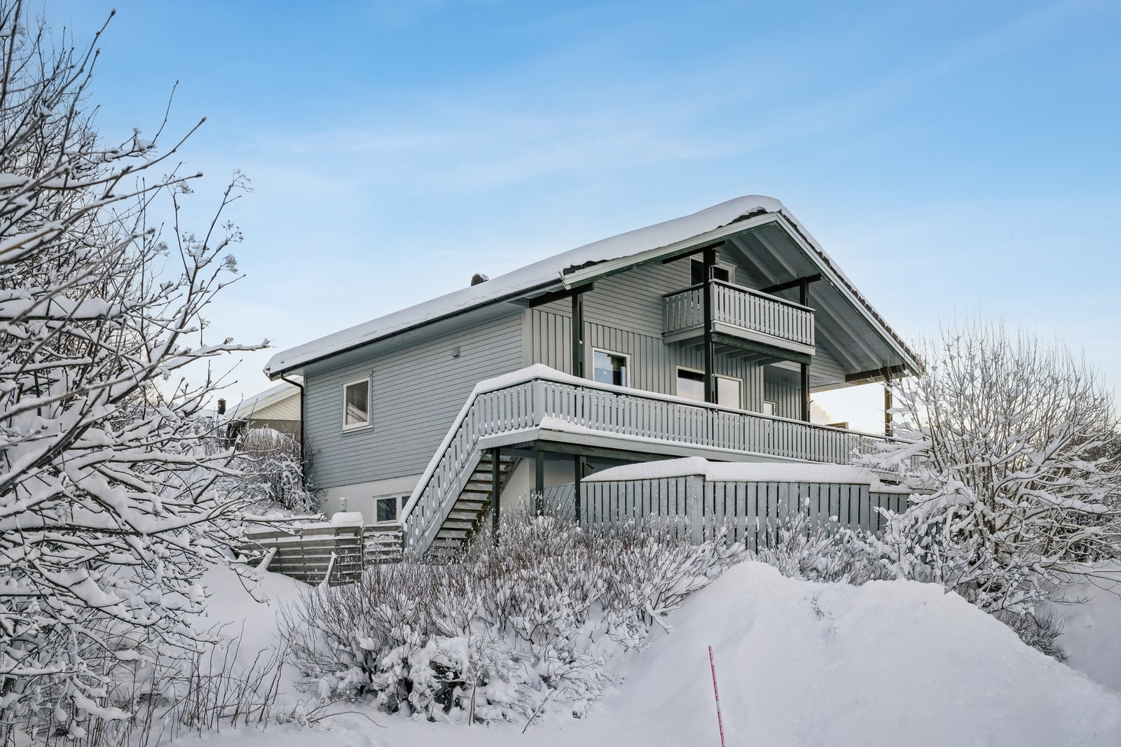 Her bor man i svært barnevennlige omgivelser, med korte avstander til både skoler og barnehager, samt ulike aktivitetstilbud. Galleribilde