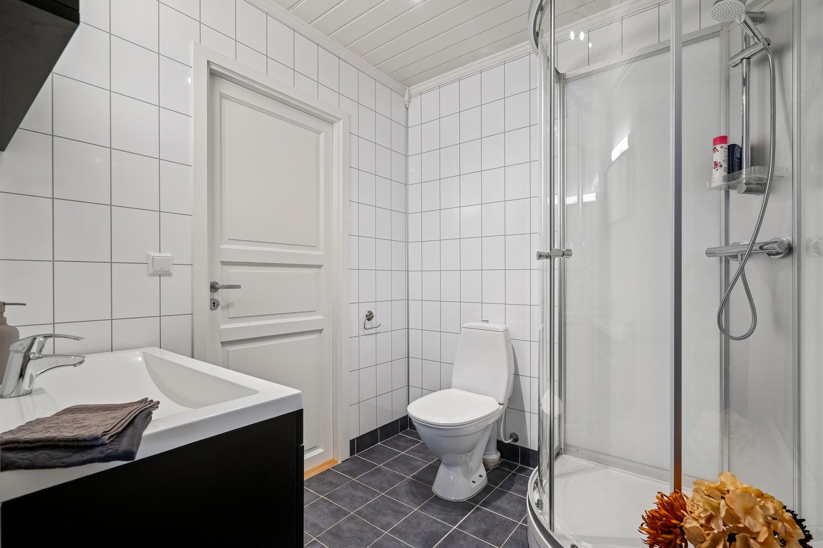 Dør inn mot en praktisk bod. Galleribilde