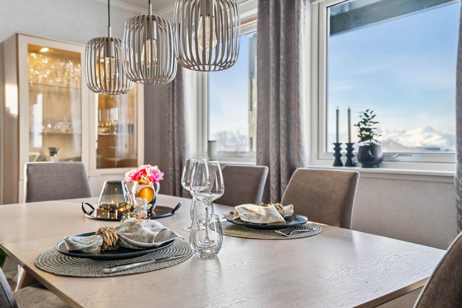 Boligen har flere vinduer av nyere dato. Galleribilde