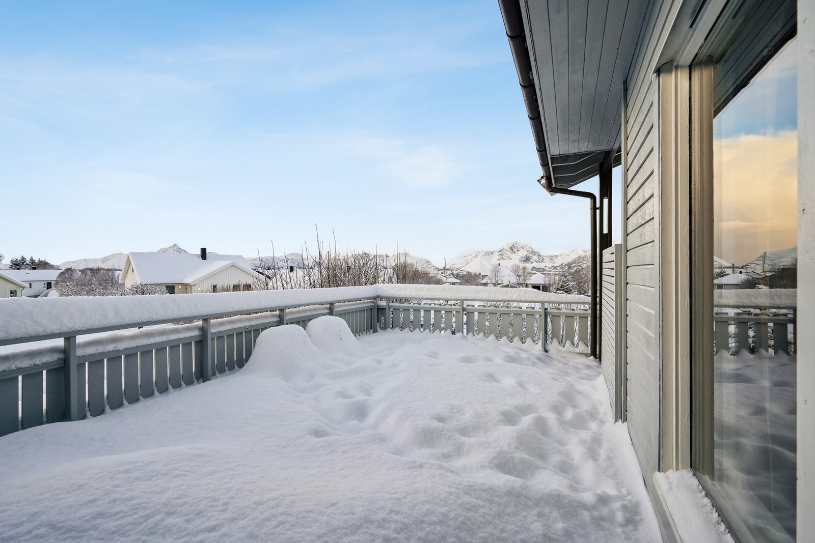 Uteplassen byr på herlige solforhold, og behagelige og frie utsiktsforhold. Galleribilde