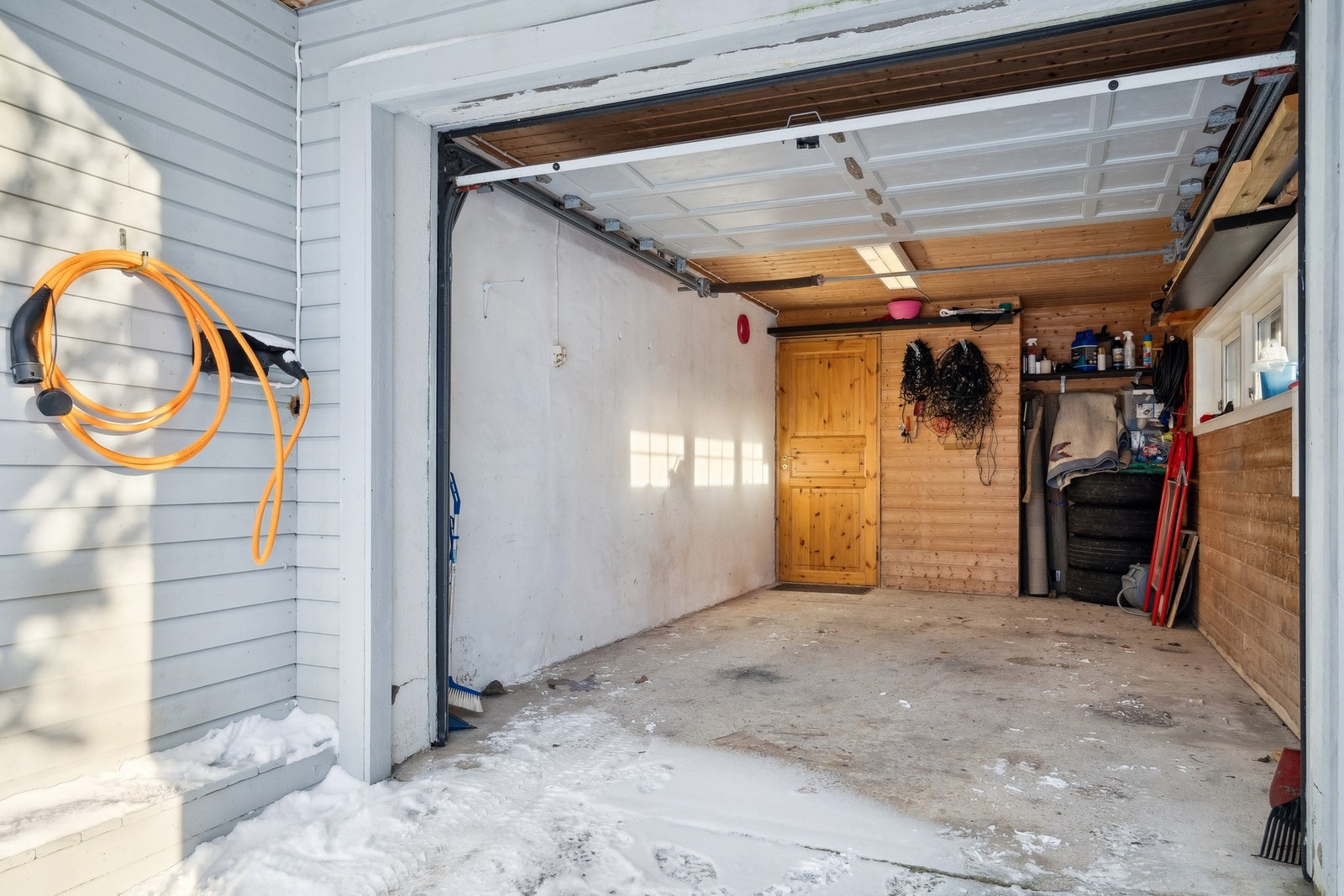 Integrert garasje med el-billader. Galleribilde