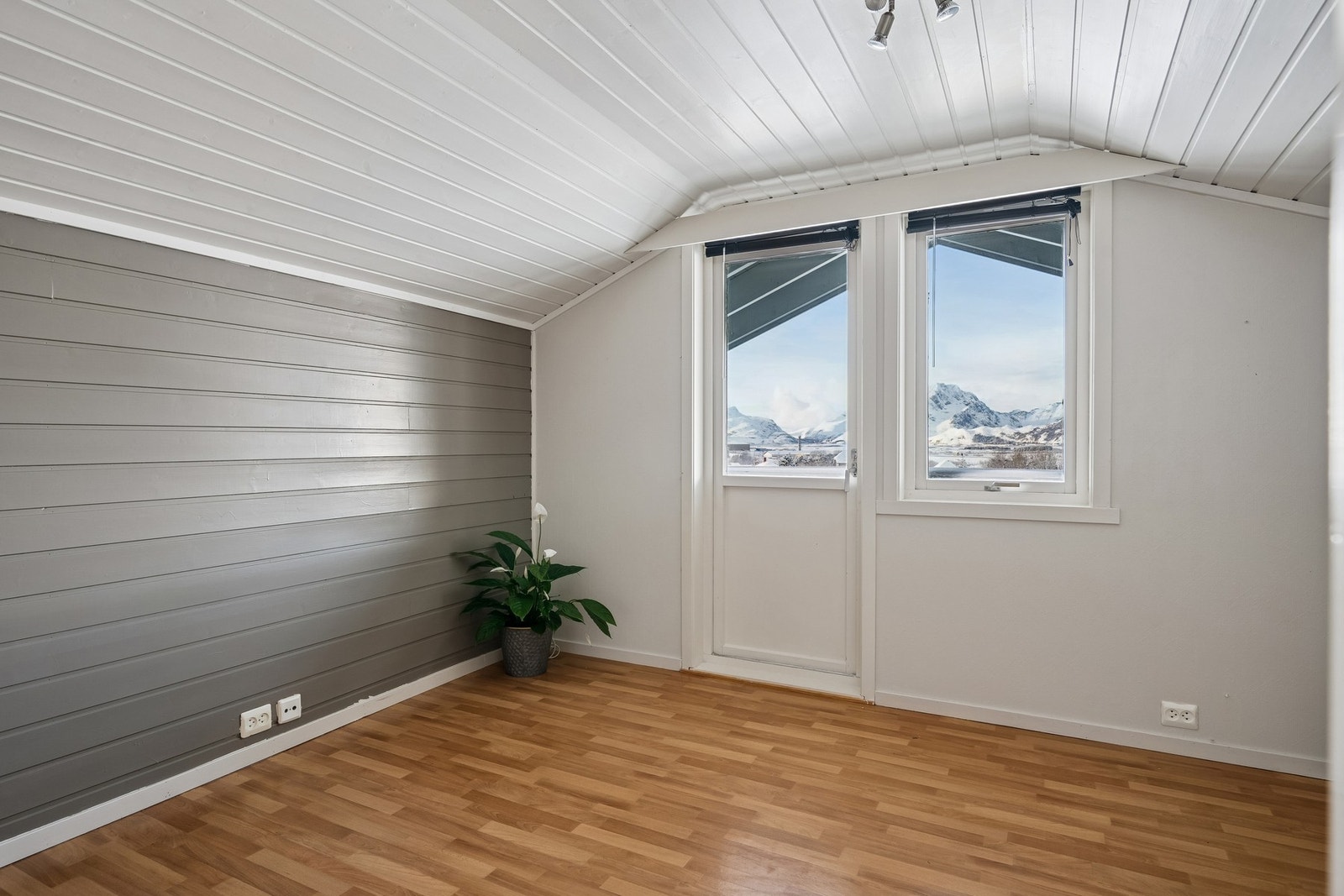 Innredet rom med utgang til balkongen. Godt med plass for ulik innredning. Galleribilde