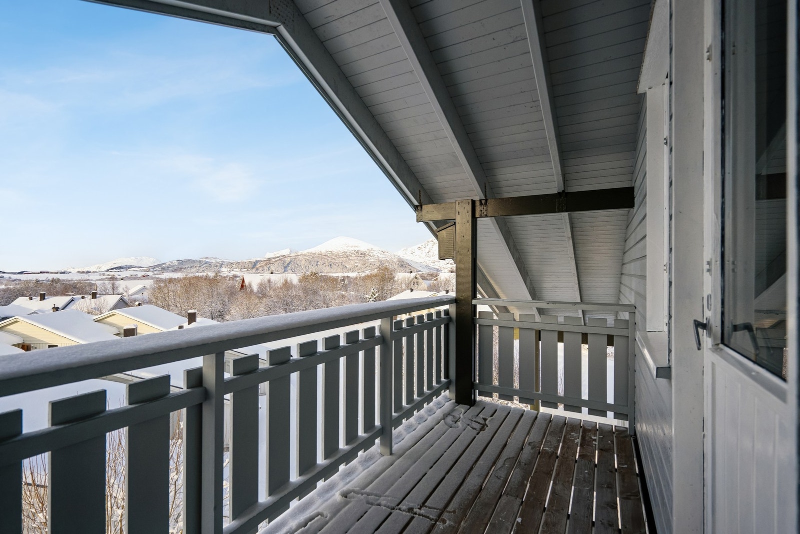 I boligens tredje etasje får man tilgang på en flott balkong, med plass for enkel møblering. Galleribilde
