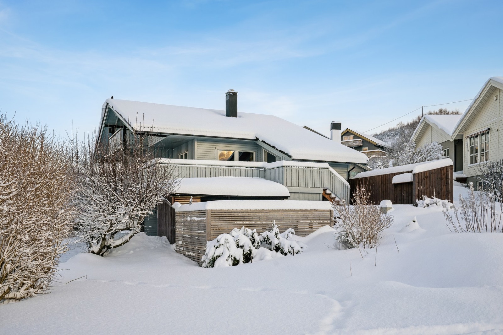 I tillegg til terrasser og plattinger, har man tilgang på en flott hage. Galleribilde