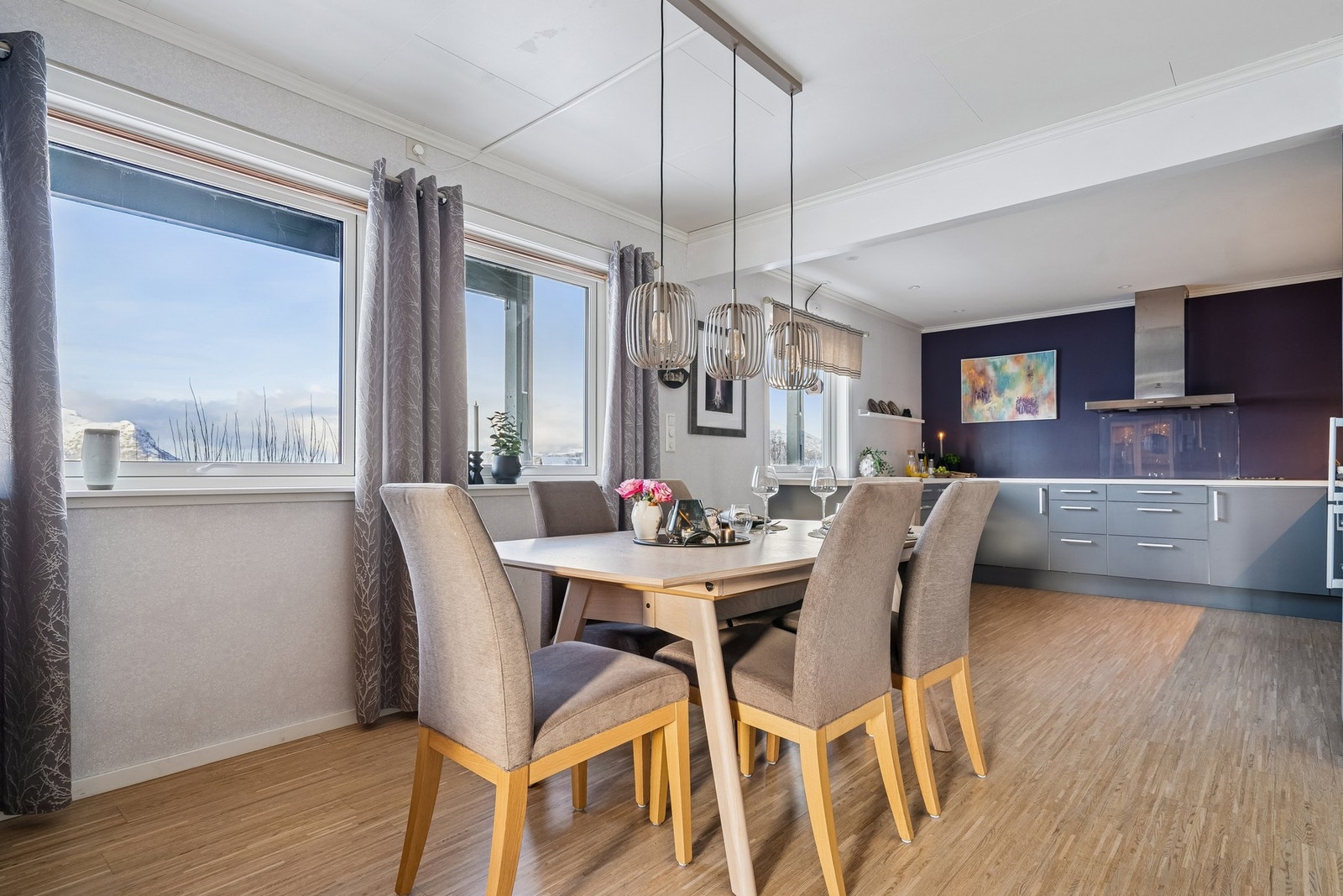 Spisestuen gir rom store selskaper, og har praktisk plassering i nærheten av kjøkkenet. Galleribilde