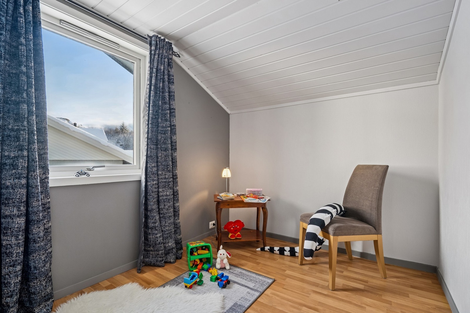 Begge rommene har god vindusflate, noe som medfører et behagelig inneklima. Galleribilde