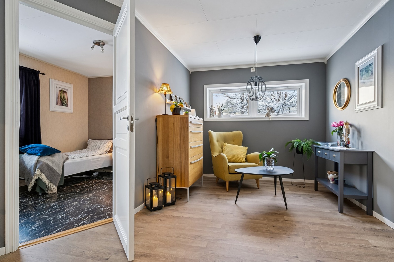 Det er godt med plass for både oppbevaring og møblering, i boligens hall. Behagelig varme i gulv. Galleribilde