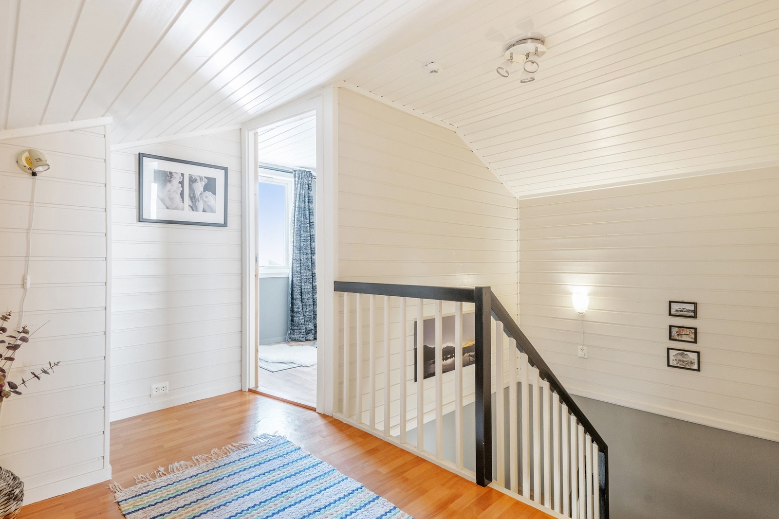 Boligens tredje etasje er innredet med to soverom, utsiktsbalkong og en flott gang. Det gjøres oppmerksom på at disse rommene ikke er godkjent til varig opphold, iht. byggetegninger. Galleribilde