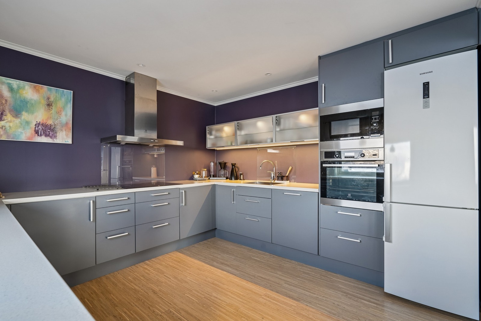 Moderne og pent kjøkken fra 2017, med integrert stekeovn, koketopp og mikro. Galleribilde