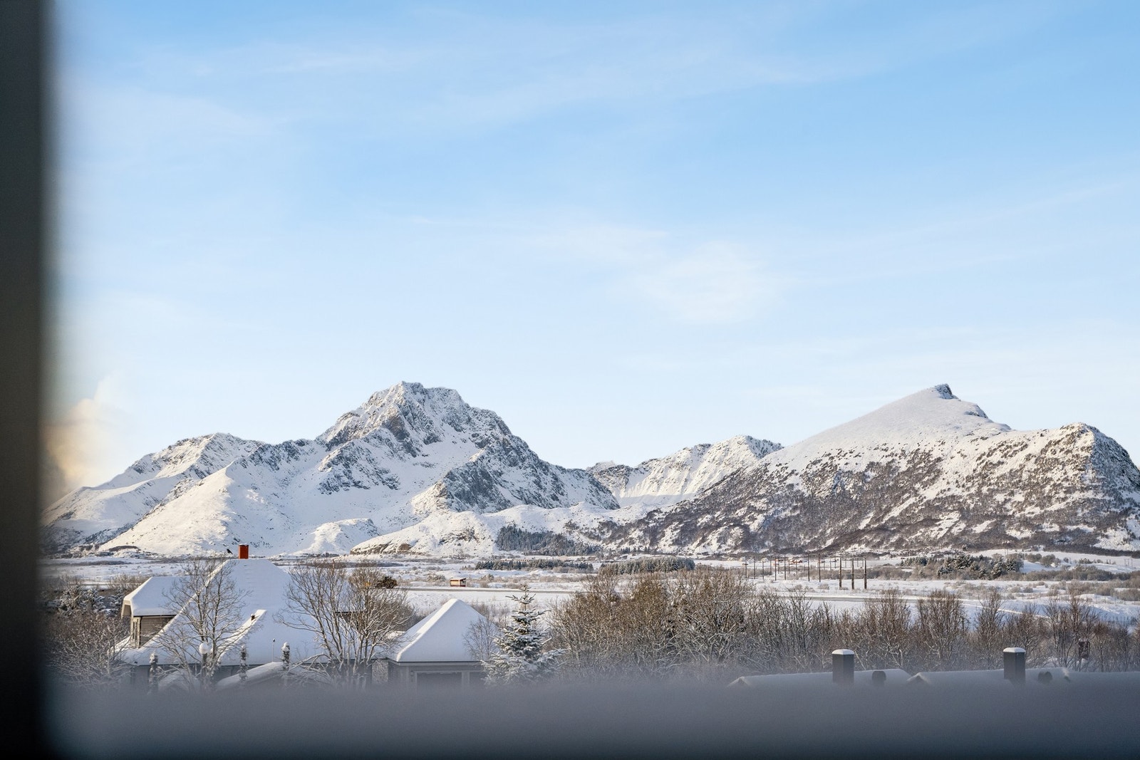 Stor og innholdsrik enebolig innredet over tre plan, i sentrumsnære og tilbaketrukne omgivelser. Galleribilde