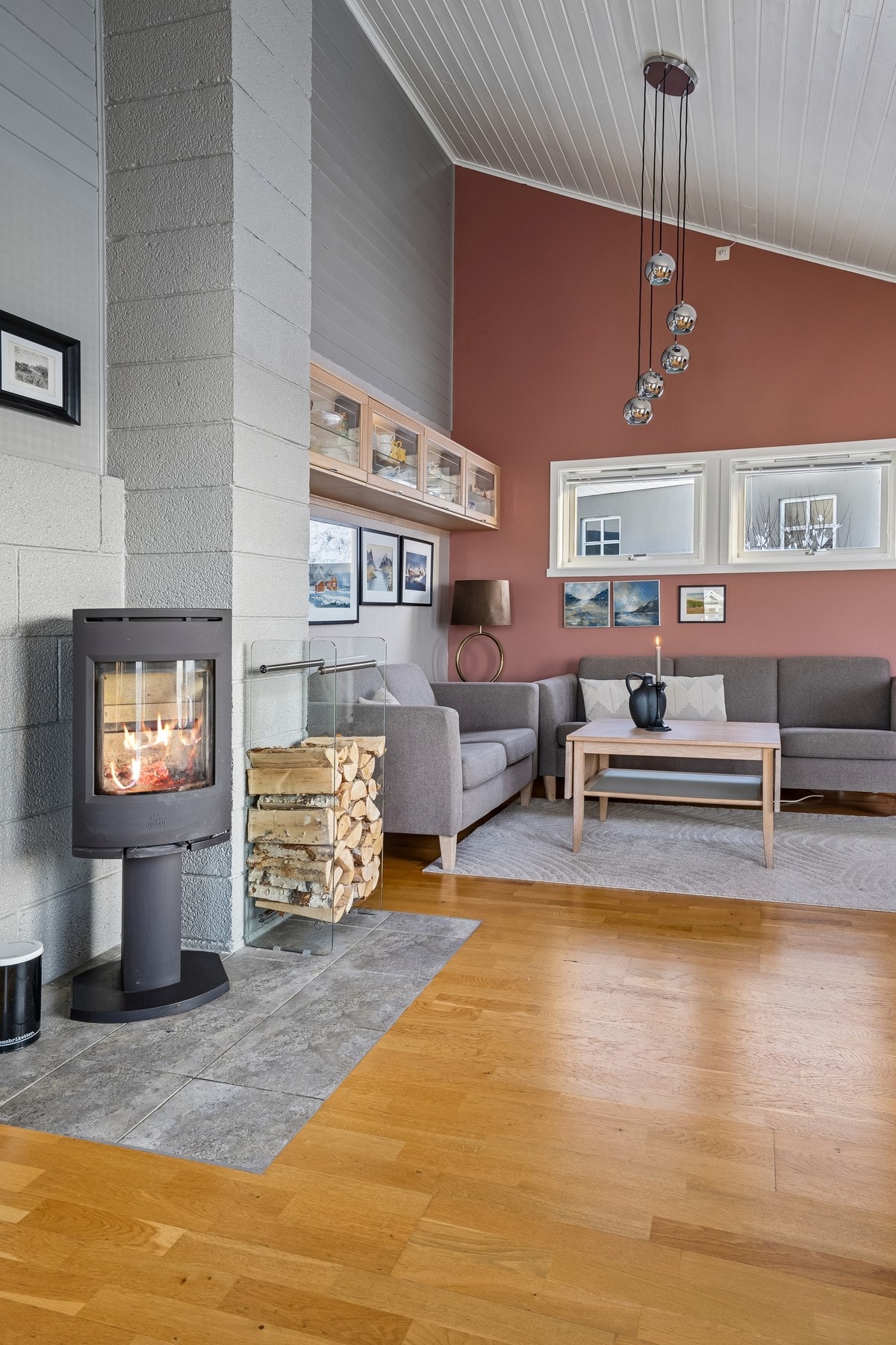 Stuen er utstyrt med en behagelig vedovn, som man vil nyte svært godt av i vinterhalvåret. Galleribilde