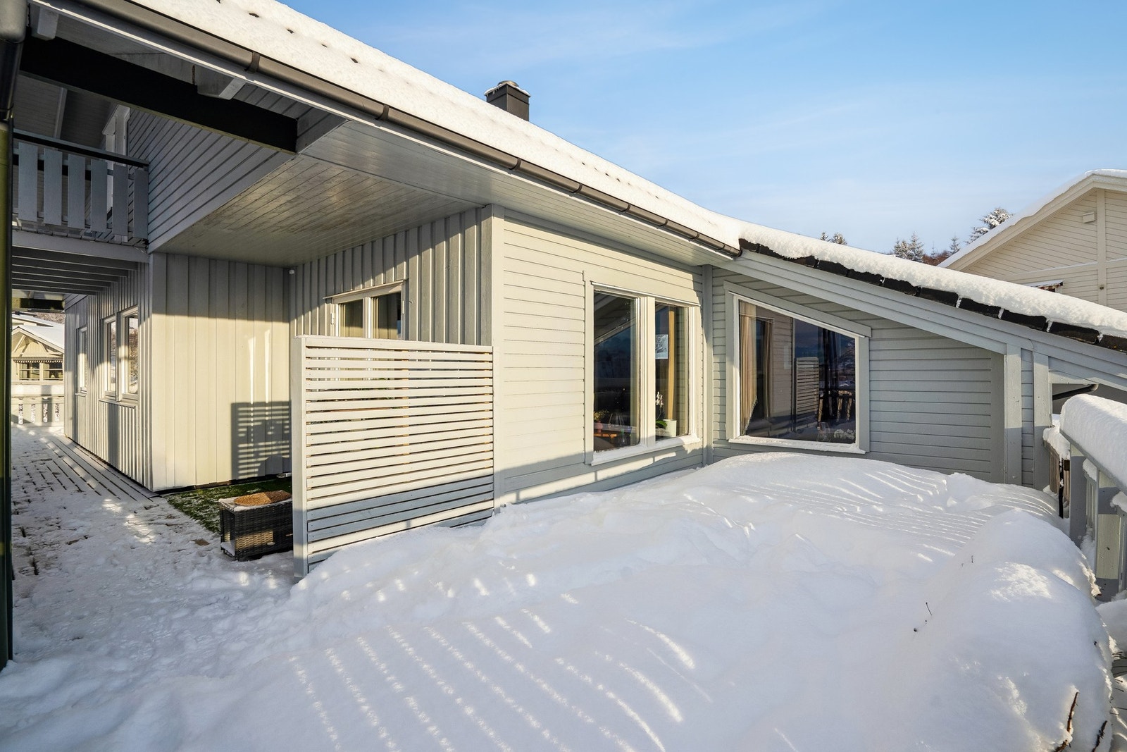 Fra boligens hovedetasje får man tilgang på en en stor terrasse. Galleribilde