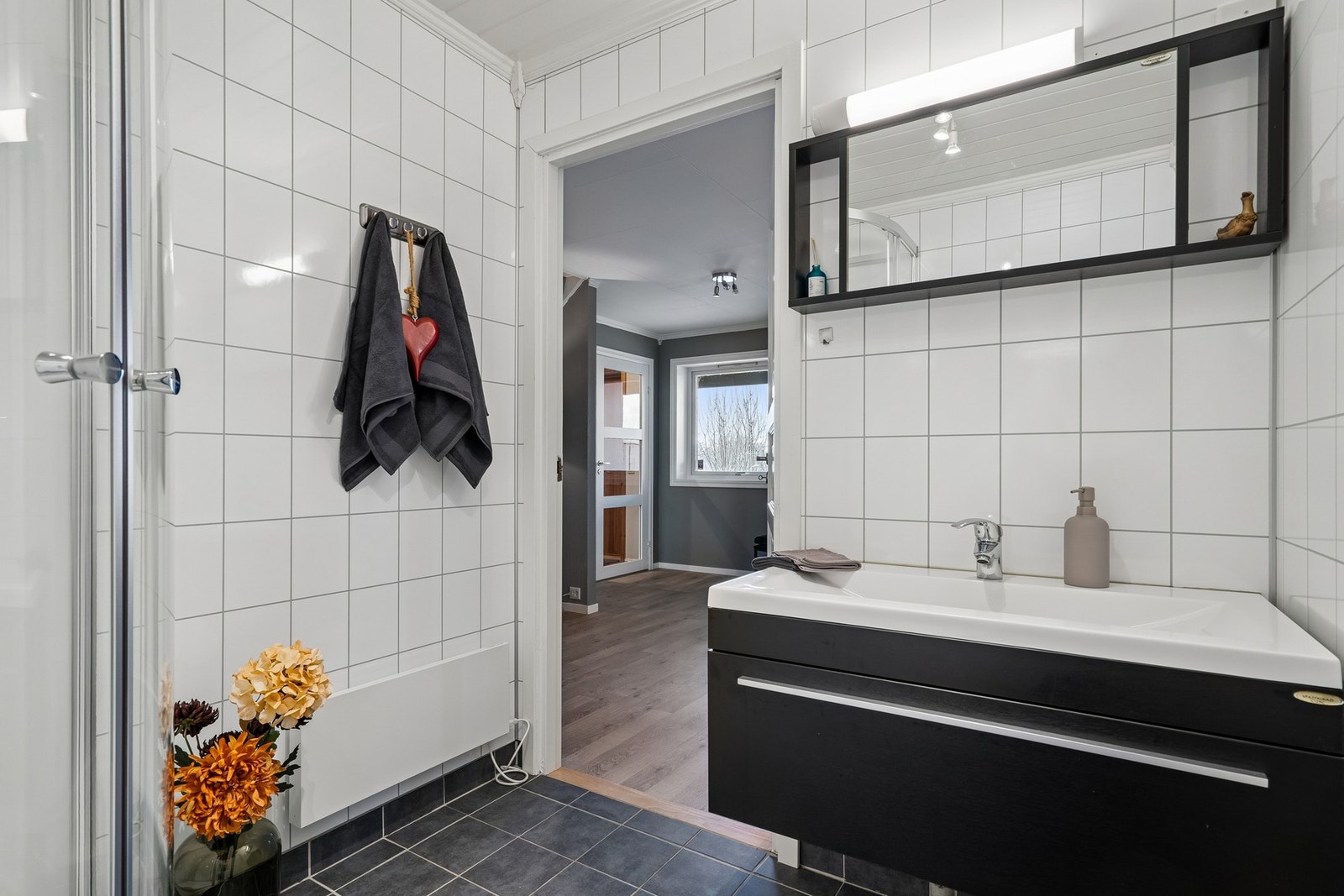 Flott baderom i 1. etasje, med dusjkabinett. Galleribilde